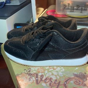 Very g sneakers for woman size 6 nwt